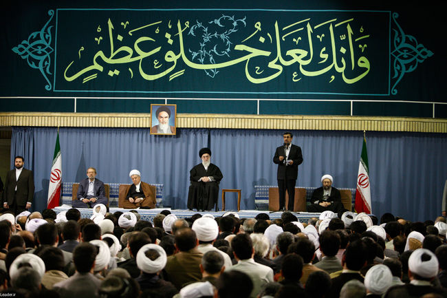 دیدار جمعی از مسئولان نظام و میهمانان کنفرانس وحدت اسلامی با مقام معظم رهبری