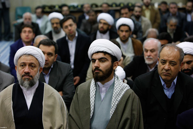 دیدار جمعی از مسئولان نظام و میهمانان کنفرانس وحدت اسلامی با مقام معظم رهبری