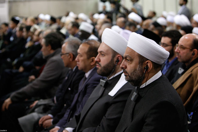 دیدار جمعی از مسئولان نظام و میهمانان کنفرانس وحدت اسلامی با مقام معظم رهبری