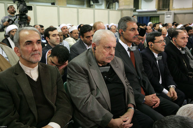 دیدار جمعی از مسئولان نظام و میهمانان کنفرانس وحدت اسلامی با مقام معظم رهبری