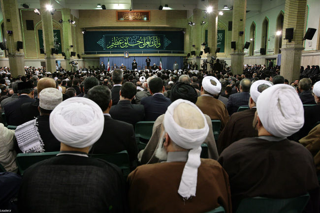 دیدار جمعی از مسئولان نظام و میهمانان کنفرانس وحدت اسلامی با مقام معظم رهبری
