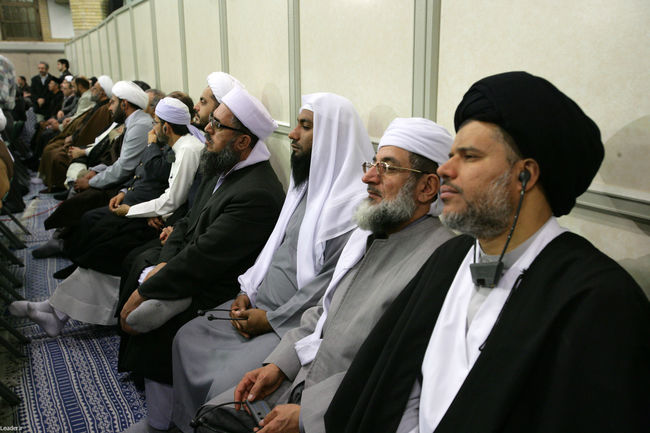 دیدار جمعی از مسئولان نظام و میهمانان کنفرانس وحدت اسلامی با مقام معظم رهبری