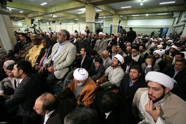 دیدار جمعی از مسئولان نظام و میهمانان کنفرانس وحدت اسلامی با مقام معظم رهبری