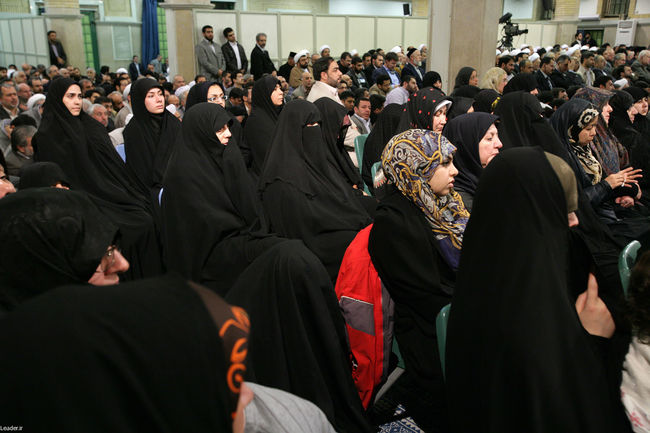 دیدار جمعی از مسئولان نظام و میهمانان کنفرانس وحدت اسلامی با مقام معظم رهبری
