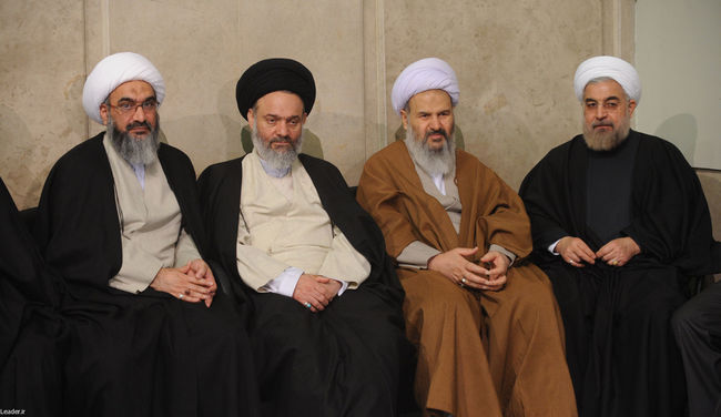 دیدار جمعی از مسئولان نظام و میهمانان کنفرانس وحدت اسلامی با مقام معظم رهبری