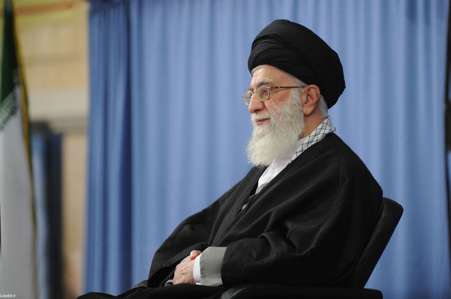 دیدار جمعی از مسئولان نظام و میهمانان کنفرانس وحدت اسلامی با مقام معظم رهبری