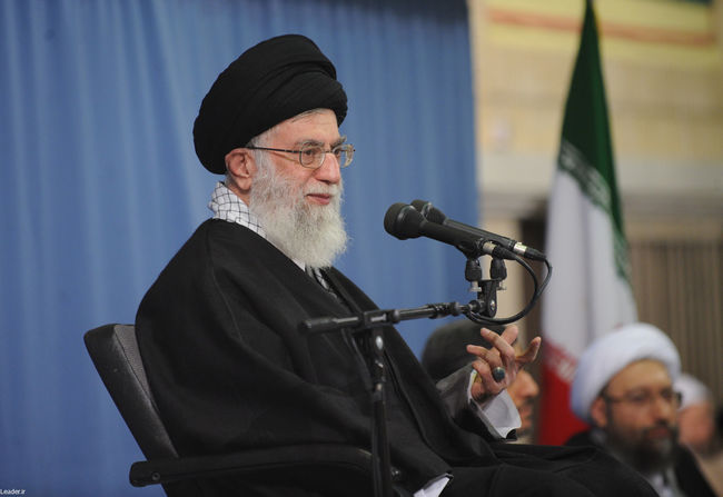 دیدار جمعی از مسئولان نظام و میهمانان کنفرانس وحدت اسلامی با مقام معظم رهبری