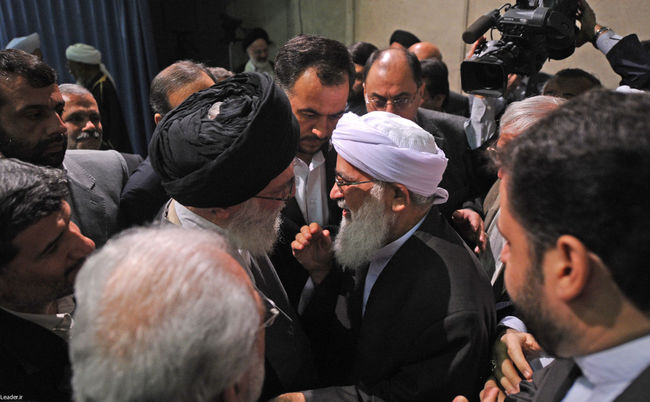 دیدار جمعی از مسئولان نظام و میهمانان کنفرانس وحدت اسلامی با مقام معظم رهبری