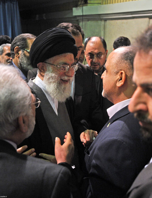 دیدار جمعی از مسئولان نظام و میهمانان کنفرانس وحدت اسلامی با مقام معظم رهبری