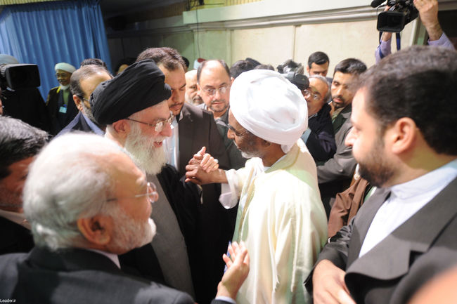 دیدار جمعی از مسئولان نظام و میهمانان کنفرانس وحدت اسلامی با مقام معظم رهبری