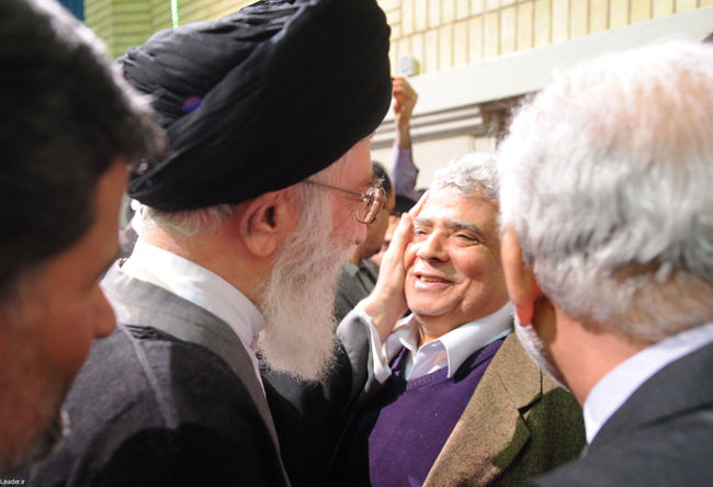 دیدار جمعی از مسئولان نظام و میهمانان کنفرانس وحدت اسلامی با مقام معظم رهبری