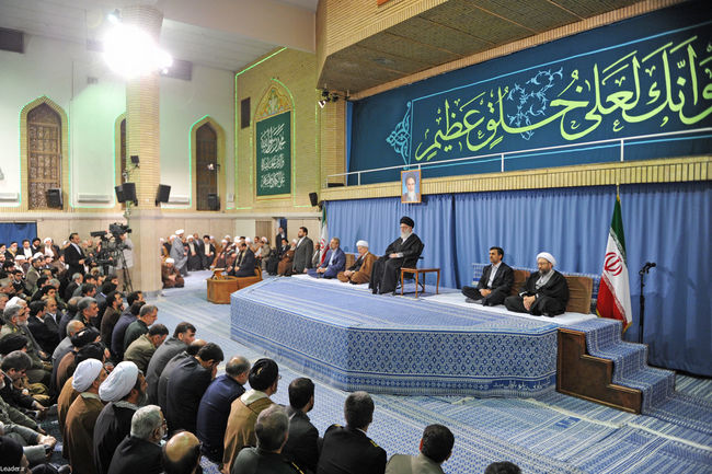 دیدار جمعی از مسئولان نظام و میهمانان کنفرانس وحدت اسلامی با مقام معظم رهبری