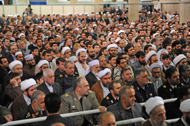 دیدار جمعی از مسئولان نظام و میهمانان کنفرانس وحدت اسلامی با مقام معظم رهبری