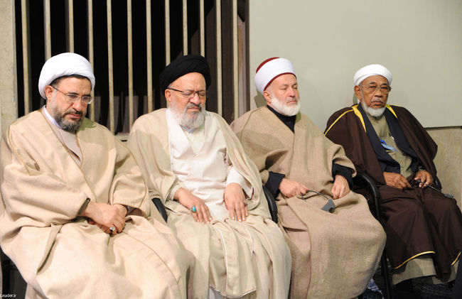 دیدار جمعی از مسئولان نظام و میهمانان کنفرانس وحدت اسلامی با مقام معظم رهبری