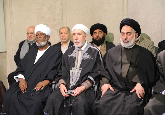 دیدار جمعی از مسئولان نظام و میهمانان کنفرانس وحدت اسلامی با مقام معظم رهبری