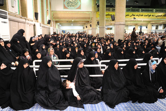 دیدار جمعی از مسئولان نظام و میهمانان کنفرانس وحدت اسلامی با مقام معظم رهبری