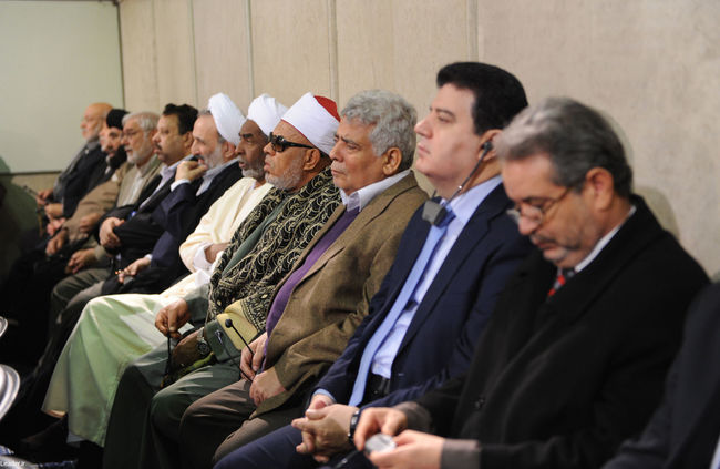 دیدار جمعی از مسئولان نظام و میهمانان کنفرانس وحدت اسلامی با مقام معظم رهبری