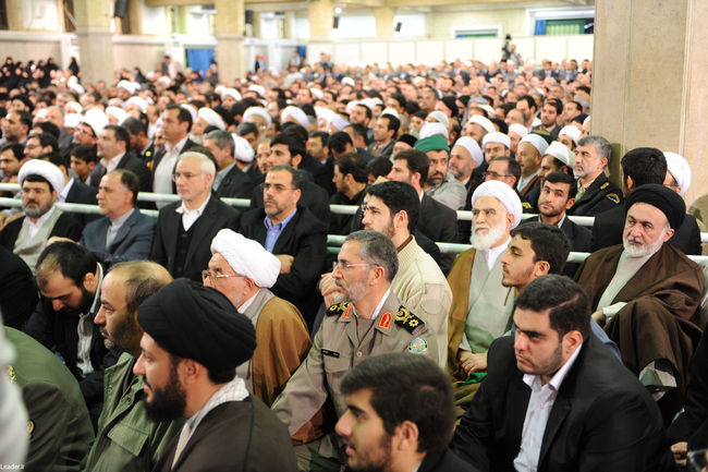 دیدار جمعی از مسئولان نظام و میهمانان کنفرانس وحدت اسلامی با مقام معظم رهبری