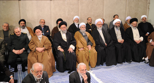 دیدار جمعی از مسئولان نظام و میهمانان کنفرانس وحدت اسلامی با مقام معظم رهبری