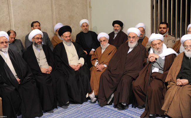دیدار جمعی از مسئولان نظام و میهمانان کنفرانس وحدت اسلامی با مقام معظم رهبری