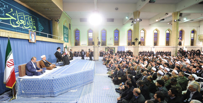 دیدار جمعی از مسئولان نظام و میهمانان کنفرانس وحدت اسلامی با مقام معظم رهبری