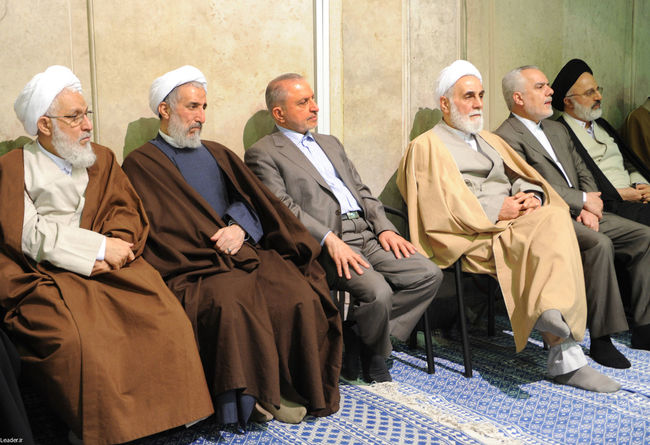 دیدار جمعی از مسئولان نظام و میهمانان کنفرانس وحدت اسلامی با مقام معظم رهبری