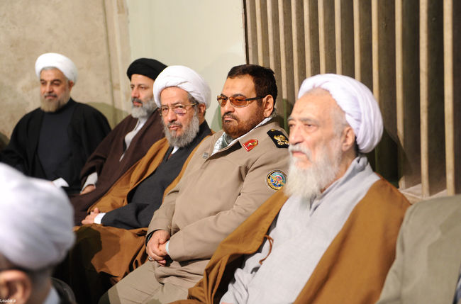 دیدار جمعی از مسئولان نظام و میهمانان کنفرانس وحدت اسلامی با مقام معظم رهبری