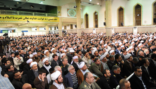 دیدار جمعی از مسئولان نظام و میهمانان کنفرانس وحدت اسلامی با مقام معظم رهبری