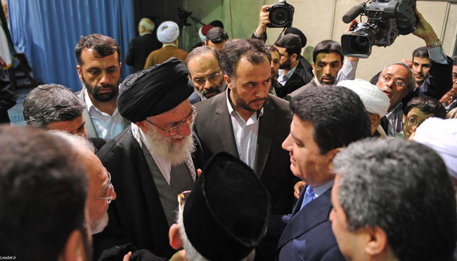 دیدار جمعی از مسئولان نظام و میهمانان کنفرانس وحدت اسلامی با مقام معظم رهبری