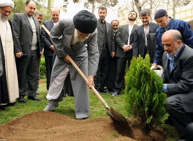 کاشت نهال همزمان با هفته منابع طبیعی توسط مقام معظم رهبری