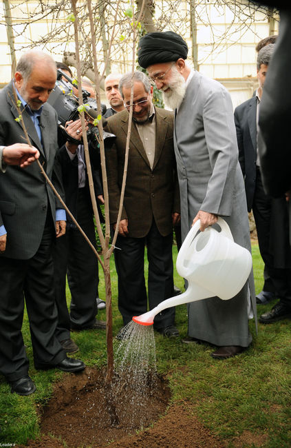 کاشت نهال همزمان با هفته منابع طبیعی توسط مقام معظم رهبری