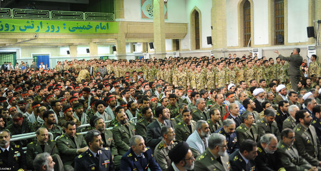 دیدار جمعی از فرماندهان ارتش و تعدادی از خانواده های ارتشیان با مقام معظم رهبری