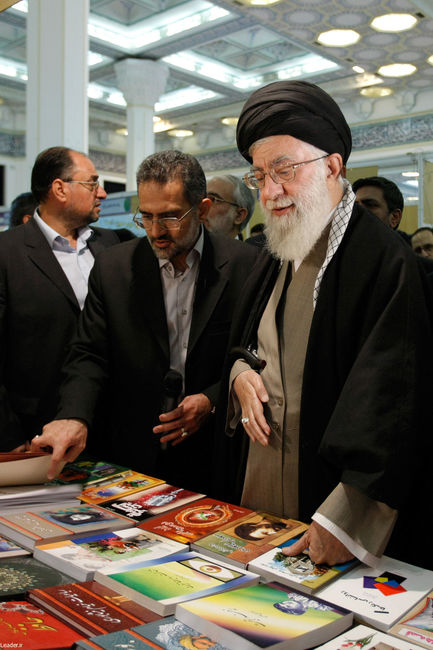  بازديد مقام معظم رهبری از بیست و ششمین نمایشگاه بین المللی کتاب تهران