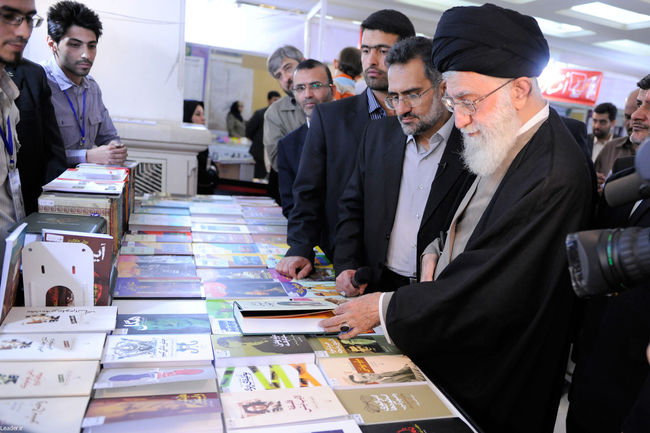  بازديد مقام معظم رهبری از بیست و ششمین نمایشگاه بین المللی کتاب تهران