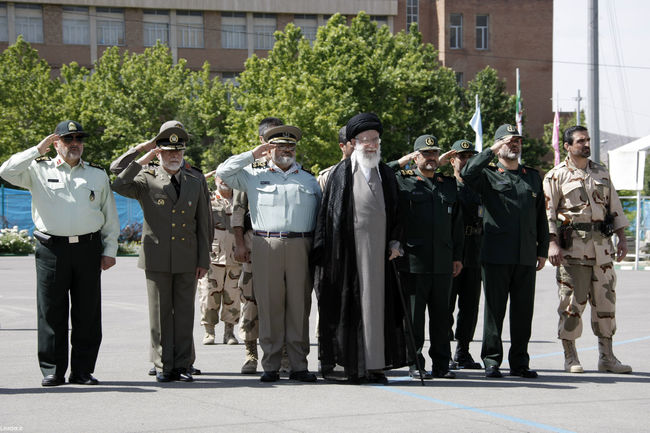 رهبر معظم انقلاب در  مراسم دانش آموختگی دانشجویان افسری و تربیت پاسدار دانشگاه امام حسین (ع)