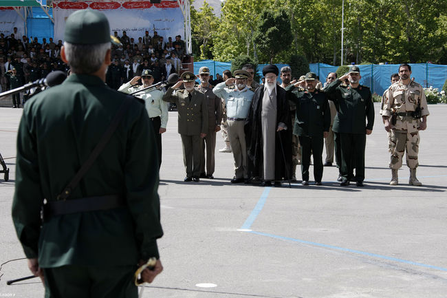 رهبر معظم انقلاب در  مراسم دانش آموختگی دانشجویان افسری و تربیت پاسدار دانشگاه امام حسین (ع)
