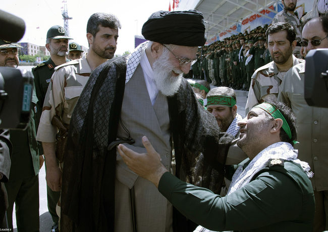 رهبر معظم انقلاب در  مراسم دانش آموختگی دانشجویان افسری و تربیت پاسدار دانشگاه امام حسین (ع)