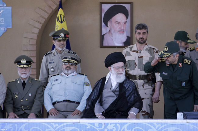 رهبر معظم انقلاب در  مراسم دانش آموختگی دانشجویان افسری و تربیت پاسدار دانشگاه امام حسین (ع)