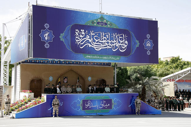 رهبر معظم انقلاب در  مراسم دانش آموختگی دانشجویان افسری و تربیت پاسدار دانشگاه امام حسین (ع)