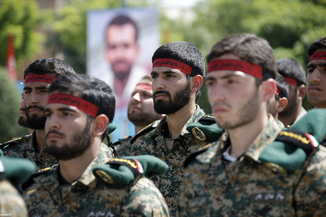 رهبر معظم انقلاب در  مراسم دانش آموختگی دانشجویان افسری و تربیت پاسدار دانشگاه امام حسین (ع)