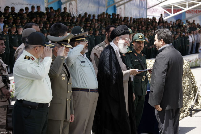 رهبر معظم انقلاب در  مراسم دانش آموختگی دانشجویان افسری و تربیت پاسدار دانشگاه امام حسین (ع)