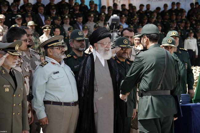 رهبر معظم انقلاب در  مراسم دانش آموختگی دانشجویان افسری و تربیت پاسدار دانشگاه امام حسین (ع)