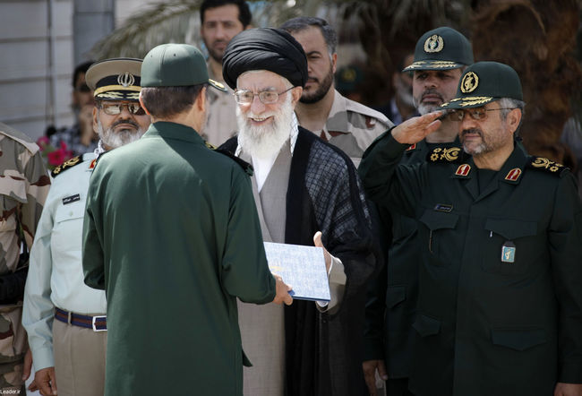 رهبر معظم انقلاب در  مراسم دانش آموختگی دانشجویان افسری و تربیت پاسدار دانشگاه امام حسین (ع)