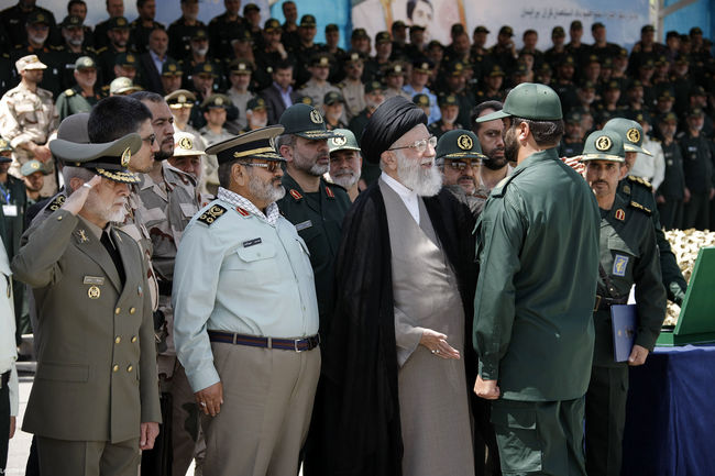 رهبر معظم انقلاب در  مراسم دانش آموختگی دانشجویان افسری و تربیت پاسدار دانشگاه امام حسین (ع)