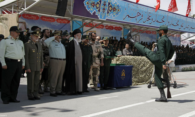 رهبر معظم انقلاب در  مراسم دانش آموختگی دانشجویان افسری و تربیت پاسدار دانشگاه امام حسین (ع)