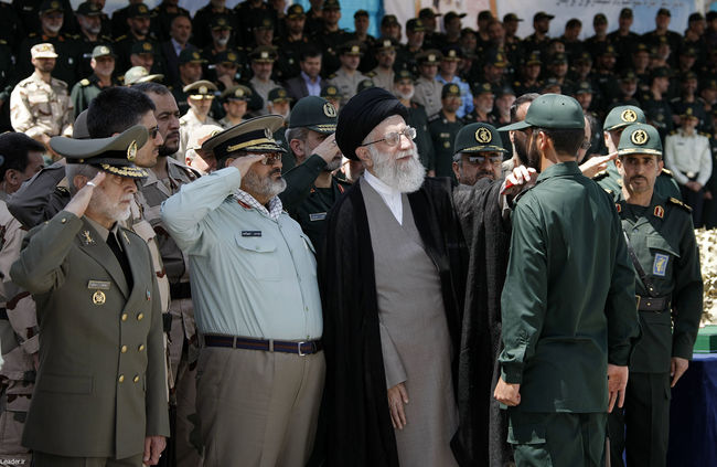 رهبر معظم انقلاب در  مراسم دانش آموختگی دانشجویان افسری و تربیت پاسدار دانشگاه امام حسین (ع)