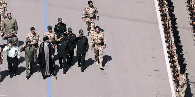 رهبر معظم انقلاب در  مراسم دانش آموختگی دانشجویان افسری و تربیت پاسدار دانشگاه امام حسین (ع)