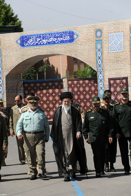 رهبر معظم انقلاب در  مراسم دانش آموختگی دانشجویان افسری و تربیت پاسدار دانشگاه امام حسین (ع)