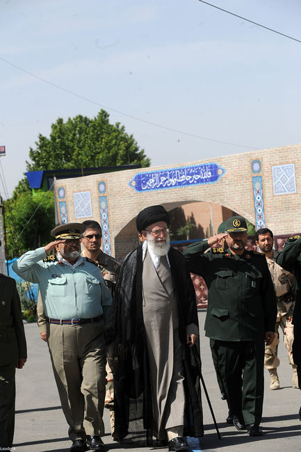 رهبر معظم انقلاب در  مراسم دانش آموختگی دانشجویان افسری و تربیت پاسدار دانشگاه امام حسین (ع)