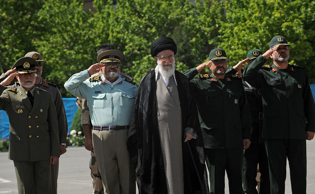 رهبر معظم انقلاب در  مراسم دانش آموختگی دانشجویان افسری و تربیت پاسدار دانشگاه امام حسین (ع)